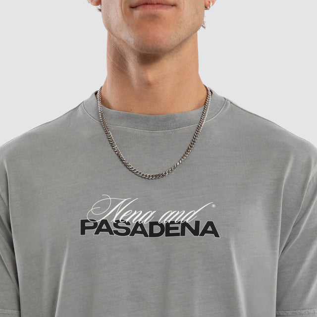 Model wears Smouldr Dual Curved Tee Pigment Neutral Grey T-Shirts Grey – image 3