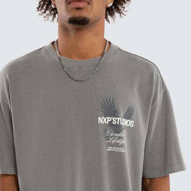Model wears Moros Box Fit Tee Pigment Frost Grey T-Shirts Grey – image 3