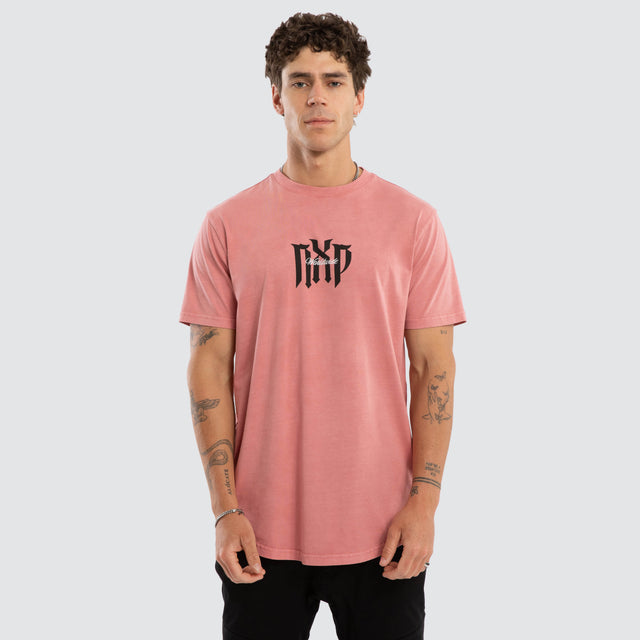 Model wears Petralis Dual Curved Tee Pigment Dusty Rose T-Shirts Pink – image 2