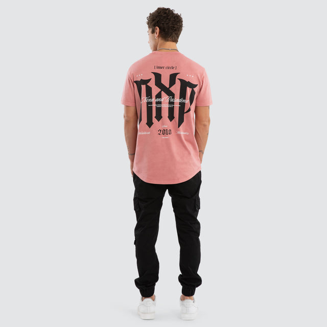 Model wears Petralis Dual Curved Tee Pigment Dusty Rose T-Shirts Pink – image 4