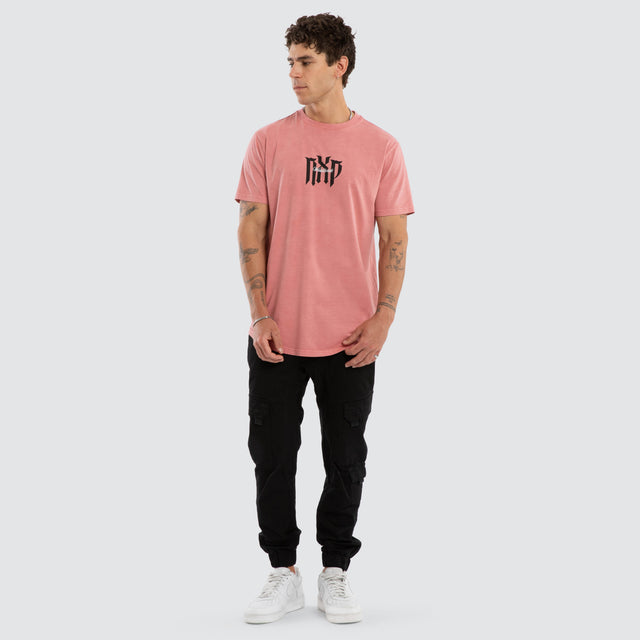 Model wears Petralis Dual Curved Tee Pigment Dusty Rose T-Shirts Pink – image 5
