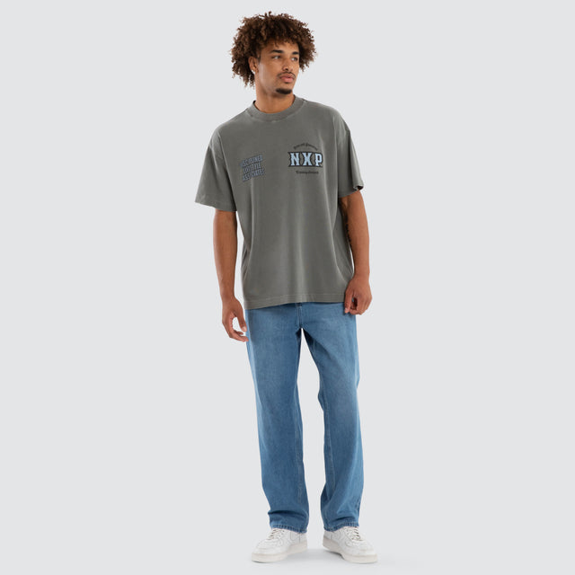 Model wears Mistal Raptor Tee Pigment Steel T-Shirts Grey – image 5