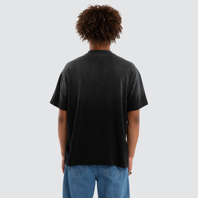 Model wears Dravenix Raptor Tee Sunbleached Anthracite Black T-Shirts Grey – image 3