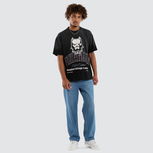 Model wears Dravenix Raptor Tee Sunbleached Anthracite Black T-Shirts Grey – image 5