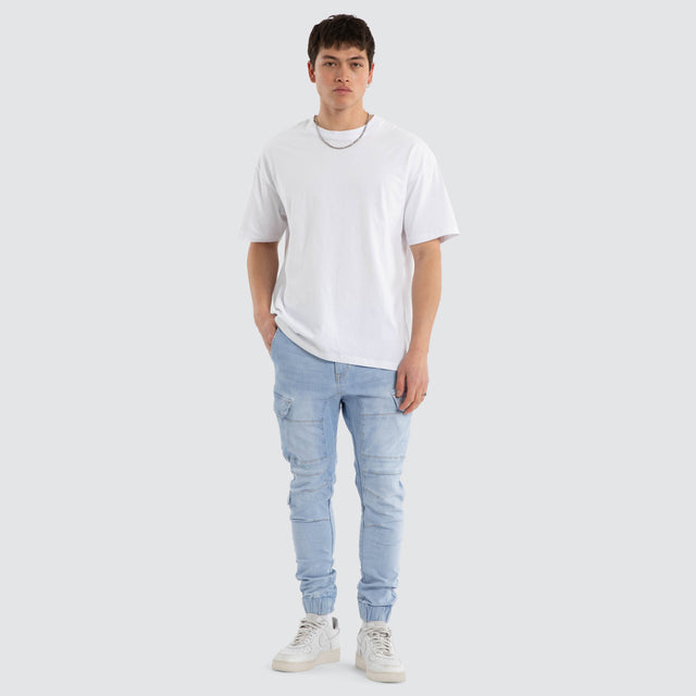 Model wears Ranger Jogger Paradise Blue Pants Blue – image 4