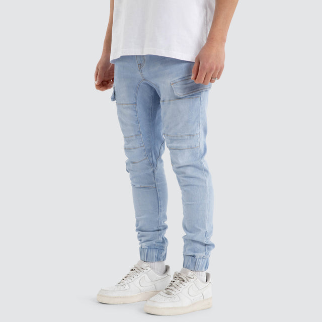 Model wears Ranger Jogger Paradise Blue Pants Blue – image 1