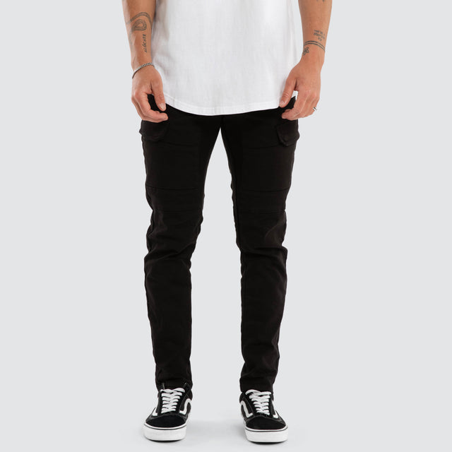 Model wears Rogue Pant Black Pants Black – image 4