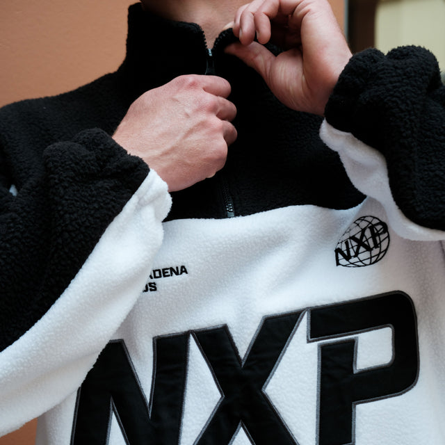 Model wears Slick Pullover Black/White Pullover in Black - Image 3