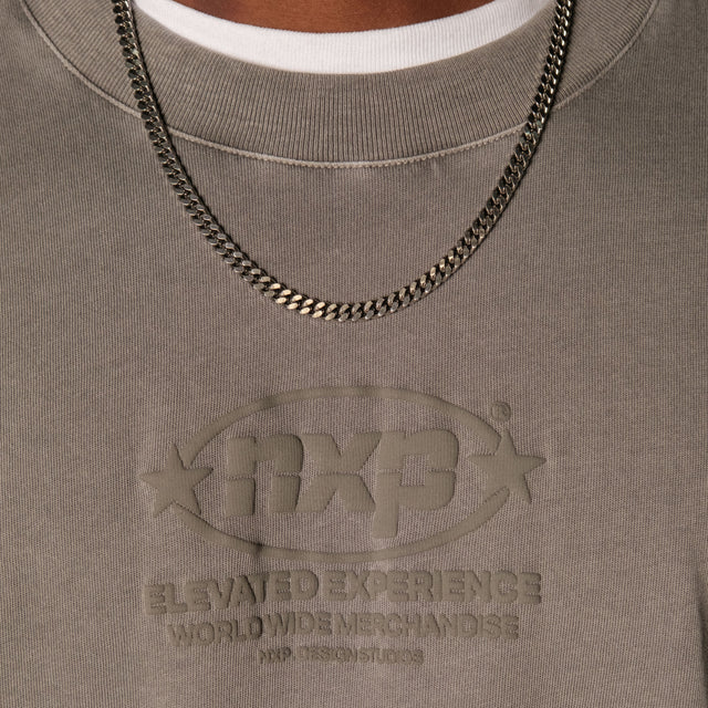 Model wears 0 T-Shirts in Grey - Image 3