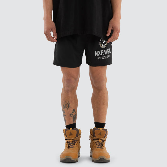 Model wears Collingwood Magpies Contract Short Jet Black Shorts in Black - Image 4