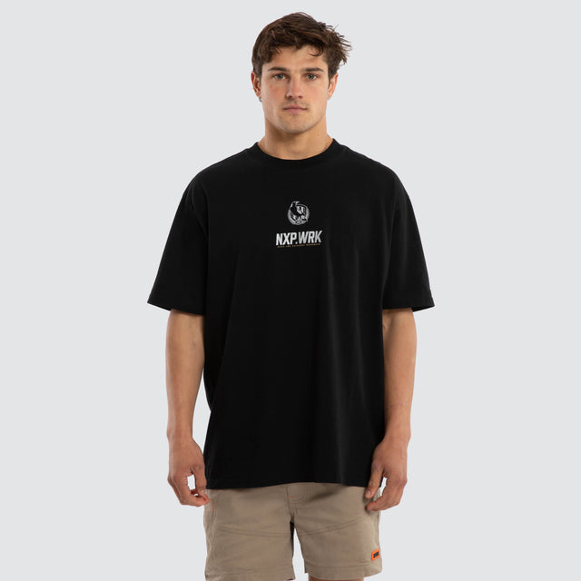 Model wears Collingwood Magpies Union Tee Jet Black T-Shirts in Black - Image 1