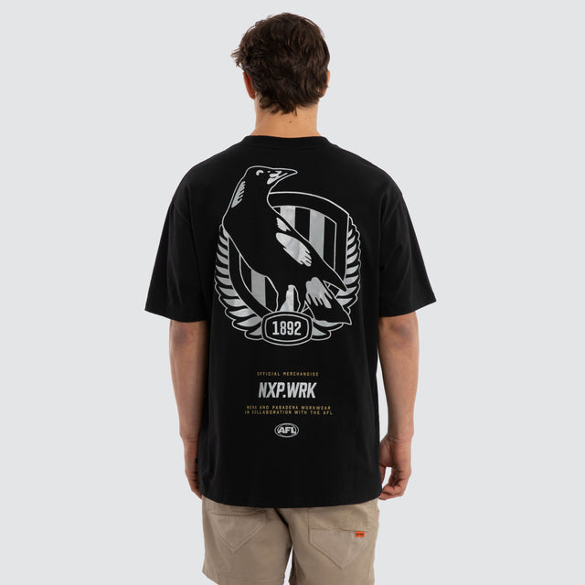 Model wears Collingwood Magpies Union Tee Jet Black T-Shirts in Black - Image 2